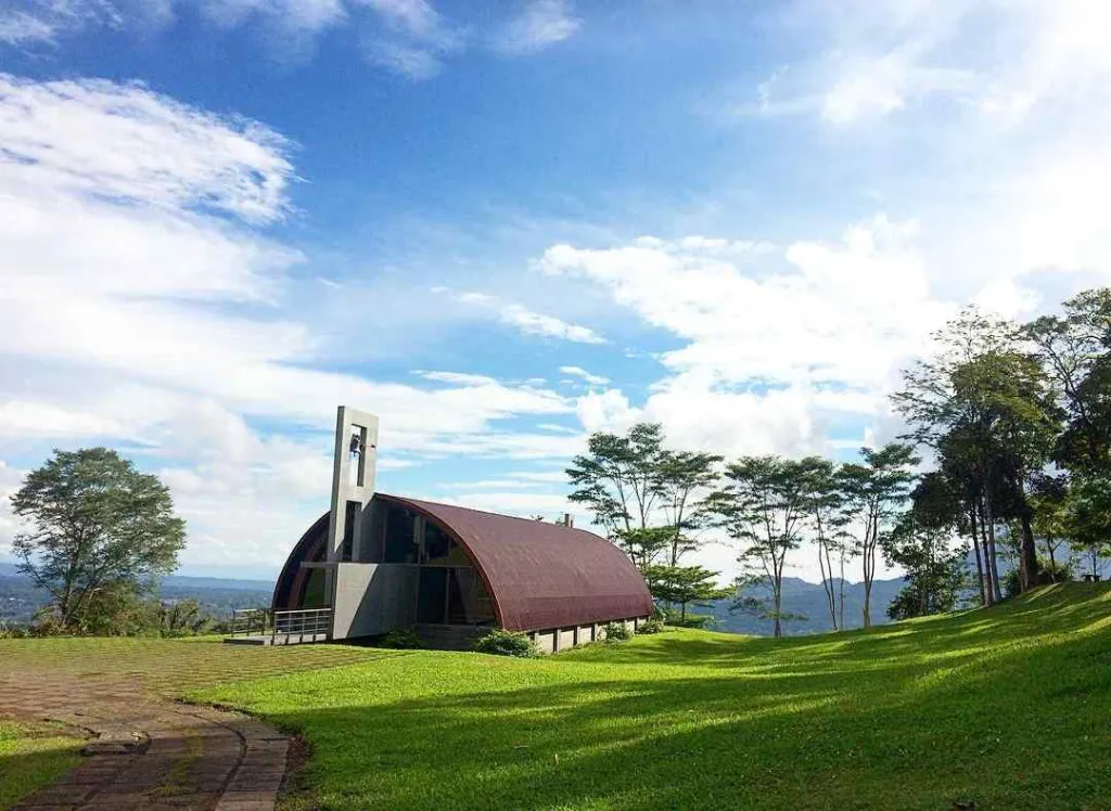 Bukit Doa Mahawu, wisata sekaligus beribadah di Tomohon